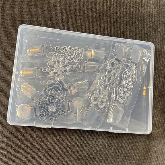 Women’s Silver Sweater Clips 6 Piece Set in Clear Storage Container NEW - Picture 11 of 14